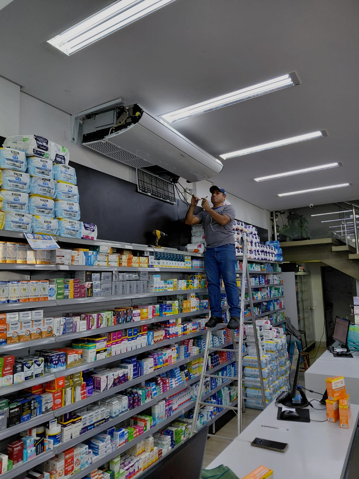 Técnico realizando manutenção em ar condicionado